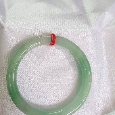 Vòng Tay Nữ đá ngọc cẩm thạch tự nhiên A TR Lý SAO 52mm Size Vòng 52mm x 7,8mm màu Trắng xanh lý 2 bên bóng đẹp Nữ 51kg - 56kg đeo đẹp ạ Món Quà Ý nghĩa Anh Chị tặng Mẹ, Vợ, người thân yêu ạ