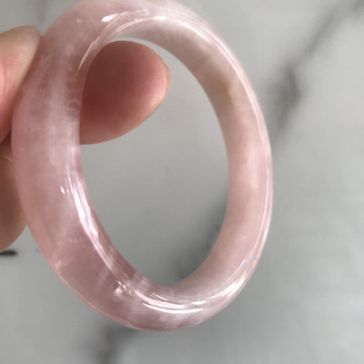 Vòng Thạch Anh Hồng Tự Nhiên Bản Hẹ Mới đẹp Ni 54mm Cao 12mm Dầy 8mm Màu Hồng tươi xinh bóng đẹp Nữ mệnh Hỏa mệnh Thổ tay vừa đeo 50kg - 54 kg ạ