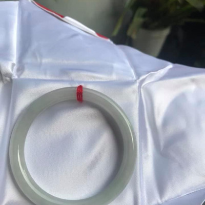 CHIẾC VÒNG TAY ĐÁ CẨM THẠCH MỚI TR LÝ A54 size 54mm x dầy 7,8mm  MÀU TRẮNG ÁNH XANH LÝ NHẸ ĐẸP  NỮ 54kg đến 64kg Đeo tay đẹp ạ