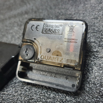 Máy đồng hồ treo tường  (KIM TRÔI)- Silent Quartz hiệu 6168s trục đồng dài 15mm (cốt cao 22mm) bảo hành 12 tháng