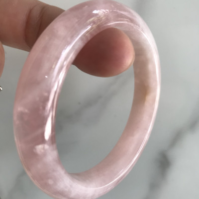 Vòng Thạch Anh Hồng Tự Nhiên Bản Hẹ Mới đẹp Ni 54mm Cao 12mm Dầy 8mm Màu Hồng tươi xinh bóng đẹp Nữ mệnh Hỏa mệnh Thổ tay vừa đeo 50kg - 54 kg ạ