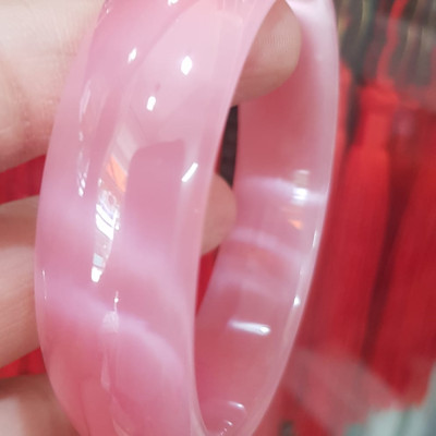 Vòng tay nữ đá mắt mèo Bản Hẹ Trắng mới Ni 60mm x Cao 18mm x Dầy 7mm Màu hồng tươi bóng sáng đẹp hợp Nữ mệnh hoả mệnh thổ Nữ 56kg - 65kg đeo ạ