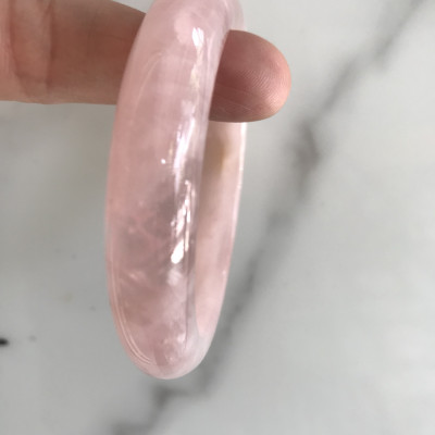 Vòng Thạch Anh Hồng Tự Nhiên Bản Hẹ Mới đẹp Ni 54mm Cao 12mm Dầy 8mm Màu Hồng tươi xinh bóng đẹp Nữ mệnh Hỏa mệnh Thổ tay vừa đeo 50kg - 54 kg ạ