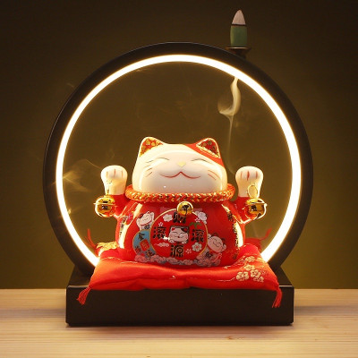 Mèo thần tài lục lạc , may mắn thu hút tài lộc , có khe để tiền , kèm đệm lót xinh xắn  ,thu hút khách hàng , mang vận khí tốt lành , công việc kinh doanh thuận lợi  vạn sự hanh thông  xua tan vận đen ,đem nhiều may mắn đến cho gia chủ 