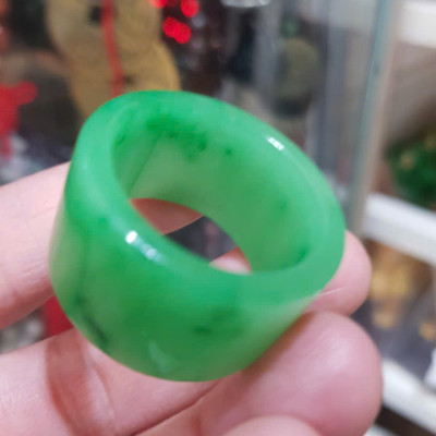 Nhẫn Càn Long Nam Xanh Ngọc Đẹp Ni TO 23mm x bản vuông cao 17mm x dầy 3mm Chất liệu Đá Cẩm Thạch Tự nhiên màu Xanh lá Hy Vọng Tươi quá đẹp chuẩn Hợp Nam mệnh Mộc Mệnh Hỏa đeo Ni 23mm lọt lòng ngón giữa ngón cái ạ