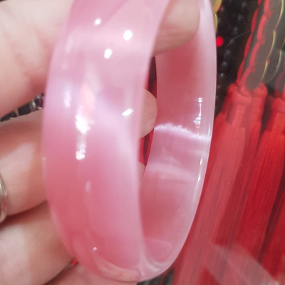 Vòng tay nữ đá mắt mèo Bản Hẹ Trắng mới Ni 60mm x Cao 18mm x Dầy 7mm Màu hồng tươi bóng sáng đẹp hợp Nữ mệnh hoả mệnh thổ Nữ 56kg - 65kg đeo ạ