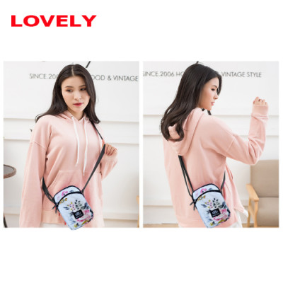 Túi đeo chéo nữ để diện thoại thời trang họa tiết dễ thương BEE GEE 096