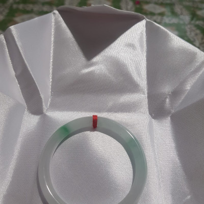 Vòng cẩm thạch tự nhiên Lý A 51mm x 7mm  Màu Trắng Bóng 2 điểm xanh lý nhẹ đẹp sang  Nữ Mệnh Kim mệnh Thủy 50kg - 57kg ạ