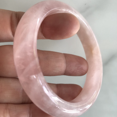 Vòng Thạch Anh Hồng Tự Nhiên Bản Hẹ Mới đẹp Ni 54mm Cao 12mm Dầy 8mm Màu Hồng tươi xinh bóng đẹp Nữ mệnh Hỏa mệnh Thổ tay vừa đeo 50kg - 54 kg ạ