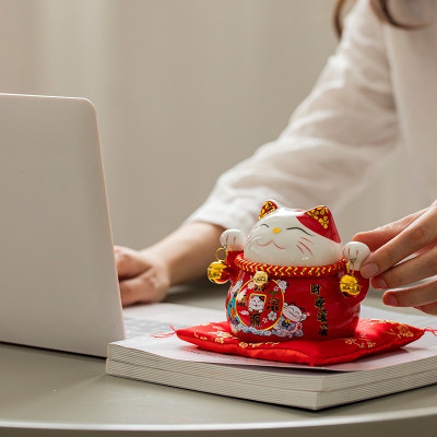 Mèo thần tài lục lạc , may mắn thu hút tài lộc , có khe để tiền , kèm đệm lót xinh xắn  ,thu hút khách hàng , mang vận khí tốt lành , công việc kinh doanh thuận lợi  vạn sự hanh thông  xua tan vận đen ,đem nhiều may mắn đến cho gia chủ 