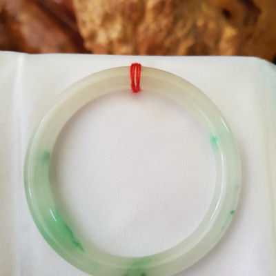 Vòng cẩm thạch tự nhiên A Sịn 48mm x 7mm màu Trắng VÂN XANH Lý lam vàng nhẹ 1 bên Size vòng 48mm x 7mm Bóng thiệt là đẹp ạ Chất liệu đá cẩm thạch tự nhiên Nữ tay nhỏ 35kg - 49kg ạ