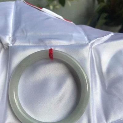 CHIẾC VÒNG TAY ĐÁ CẨM THẠCH MỚI TR LÝ A54 size 54mm x dầy 7,8mm  MÀU TRẮNG ÁNH XANH LÝ NHẸ ĐẸP  NỮ 54kg đến 64kg Đeo tay đẹp ạ