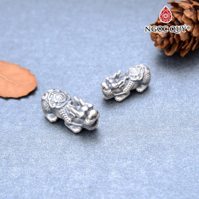 Charm tỳ hưu xỏ ngang họa tiết chữ tài lộc - Ngọc Quý Gemstones