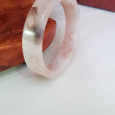 Vòng tay Nữ Mã Não Bản Vuông trắng bông hoa vân Ni 54mm x cao 13mm x dầy 6mm Nữ mệnh Kim mệnh Thủy 52kg - 55kg đeo đẹp xinh tay lắm ạ