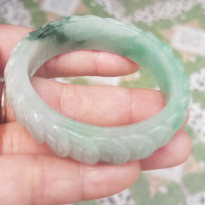 Vòng tay đá ngọc Cẩm Thạch dãy Đồng Tiền Tự nhiên Size 48mm x cao 13mm x dầy 7mm Màu trắng bóng ngọc ngà điểm xanh nhẹ đẹp may mắn tài lộc Nữ mệnh kim mệnh thủy tay nhỏ 35kg - 48kg đeo ạ