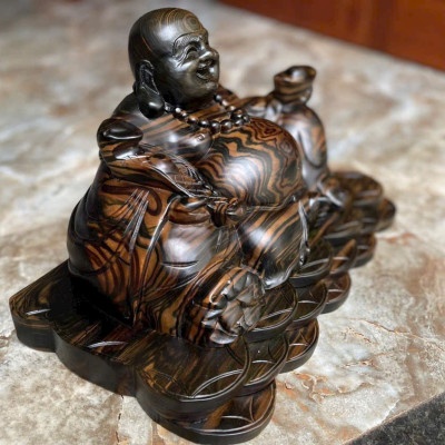 Tượng phật di lặc dâng thỏi vàng để bàn bằng gỗ mun hoa kt 40×23×22cm 