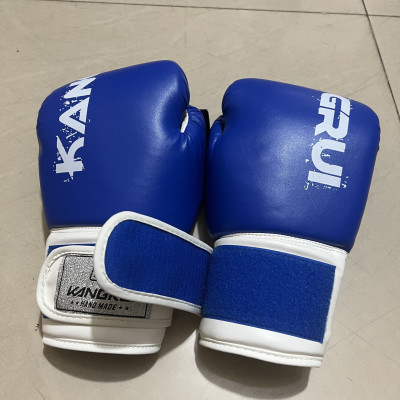 Găng tay đấm bốc - boxing KS332, bên trong đệm EVA cực dày, êm. Phần cổ tay sử dụng khóa dán cực chắc, đảm bảo khi sử dụng tập luyện võ thuật.
