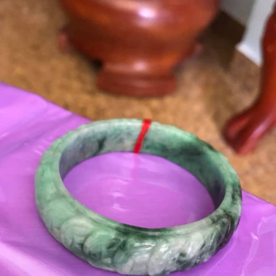 VÒNG TAY ĐÁ CẨM THẠCH TỰ NHIÊN BẢN HẸ TIỀN NGỌC 51MM TRẠM DÃY TIỀN MAY MẮN MÀU XANH NGỌC NHẸ LÊN ĐẬM DẦN ĐẸP Kích thước 51mmx độ dầy 6,5mm x Cao 14mm NỮ 48KG - 55KG ĐEO Ạ