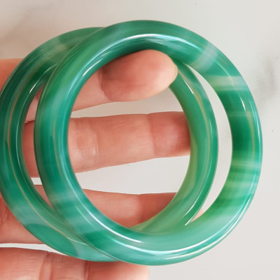 Vòng tay đá mã não xanh vân sọc trắng nhẹ mới Ni 53mm x cọng 9mm Vòng màu xanh ngọc đậm đều vân sọc đẹp ạ Nữ 52kg - 58kg đeo mệnh Mộc hỏa thủy ạ