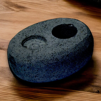 Khay đá đựng khăn nén 2 lỗ (gồm 1 lỗ đựng khăn & 1 lỗ đựng nước) sử dụng cho 1 khách. Được sử dụng trong nhà hàng sushi