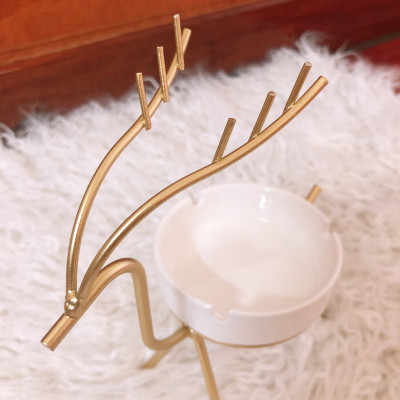 Gạt tàn thuốc bằng sứ, khung sắt đỡ uốn hoa văn hình hươu 