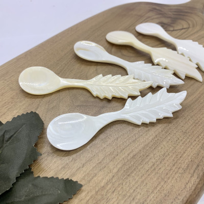Thìa/Muỗng hình chiếc lá bằng vỏ trai tự nhiên màu Trắng (CTH738T) An toàn cho sức khỏe