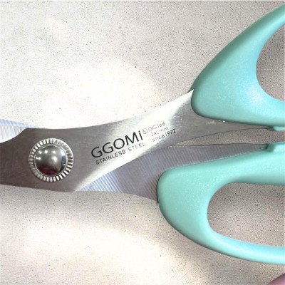 [HÀNG CHÍNH HÃNG]Kéo nhà bếp tiện lợi GGOMi Hàn Quốc GG166 màu sắc pastel dài 25cm,độ dài lưỡi 10.3cm bằng thép không gỉ