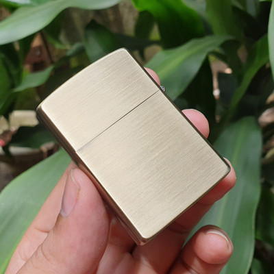 Vỏ Hột Quẹt Bật Lửa Xăng Đá Zorro Ốp Gỗ Z85914 Họa Tiết Hình Cây Đàn Màu Nâu - Dùng Xăng Bấc Đá Cao Cấp