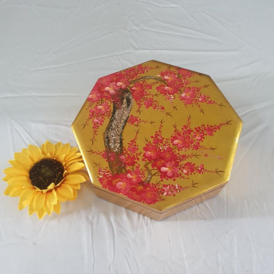 Hộp đựng bánh mứt sơn mài Thanh Bình Lê nền vàng hoa đào đỏ 8 ngăn hàng đẹp và sang trọng
