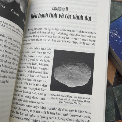 (Boxset 5 cuốn) BỨC TRANH VŨ TRỤ (Lược sử thiên văn học; Trái Đất và Hệ Mặt Trời; Xa hơn mây Oort - Tới ranh giới của không gian và thời gian; Các chòm sao - Toàn cảnh về bầu trời đêm; Từ điển thiên văn học và vật lý thiên văn) – Tri Thức Trẻ Books