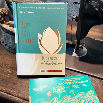Sách - Búp Sen Xanh - Bìa Cứng - Tặng Kèm Obi + Postcard Hành Trình Cứu Nước - Độc Quyền Fahasa