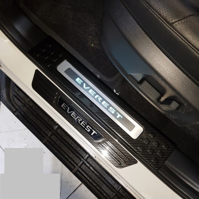Ốp bậc cửa, Nẹp bước chân Carbon xe Ford Everest 2017- 2021 vân Cacbon cao cấp