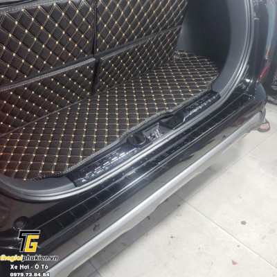 Ốp chống trầy cốp vân Titan Toyota Veloz