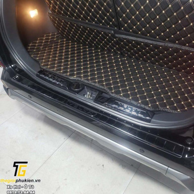 Ốp chống trầy cốp vân Titan Toyota Veloz