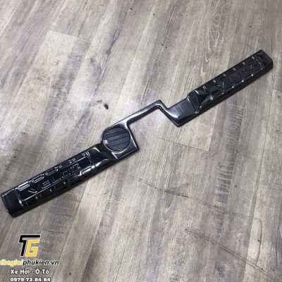 Ốp chống trầy cốp vân Titan Toyota Veloz