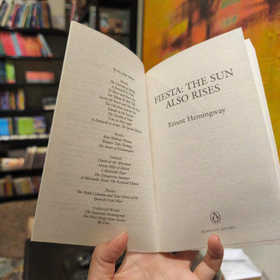 Sách - Fiesta: The Sun Also Rises (Penguin Random House) by Ernest Hemingway