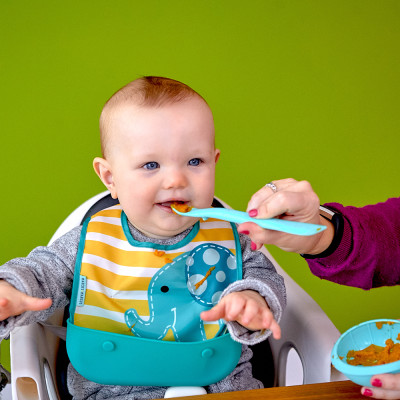 Bộ bát và thìa nghiền thức ăn silicon cho bé Marcus & Marcus, từ 6 tháng - Xanh dương