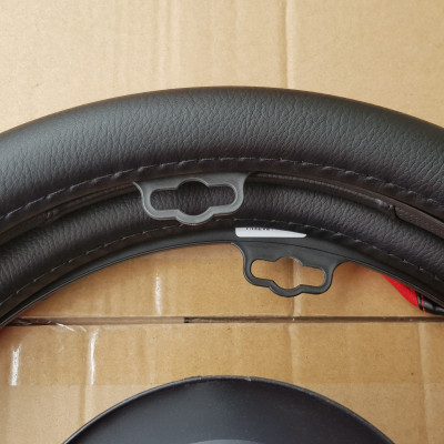 Bọc vô lăng xe hơi cao cấp sử dụng cho dòng xe ô tô có tay vô lăng hình chữ D cut như xe Suzuki XL7, Ertiga, KIA Seltos - Màu Đen/Đen