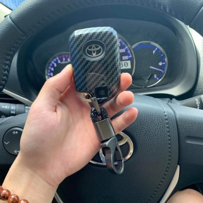 Ốp bọc chìa khóa Toyota Vios 19, Toyota Yaris 2019 vân Carbon kèm móc đeo INOX