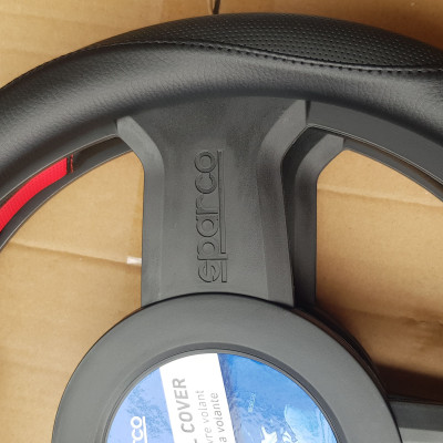 Bọc vô lăng xe hơi cao cấp sử dụng cho dòng xe ô tô có tay vô lăng hình chữ D cut như xe Suzuki XL7, Ertiga, KIA Seltos - Màu Đen/Đen