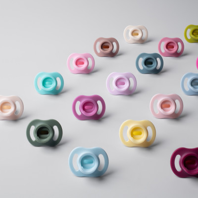 COMBO Ty Ngậm Silicon Siêu Nhẹ Tommee Tippee Ultra Light 6-18m & Bình Sữa PP Ty Siêu Mềm Tommee Tippee 260ml, Họa Tiết