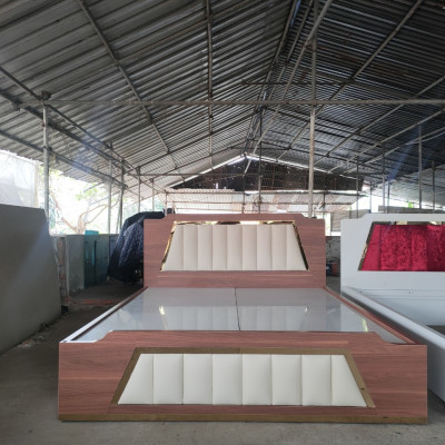 Giường gỗ MDF lõi xanh Tundo kết hợp inox mạ vàng 