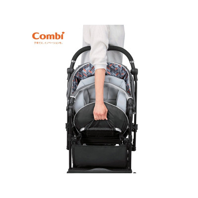 Xe đẩy Combi Sugocal Compact 4 bánh quay tự động màu đỏ