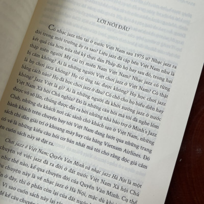 CHƠI JAZZ Ở VIỆT NAM: QUYỀN VĂN MINH VÀ NHẠC JAZZ HÀ NỘI - Stan Bh Tan -Tangbau – Quyền Văn Minh - Hiền Trang dịch – Omegaplus (Bìa mềm)