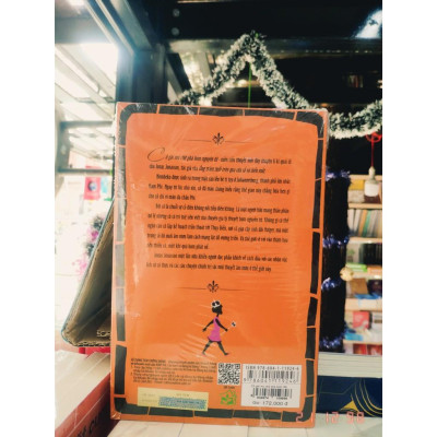 Sách - Cô Gái Mù Chữ Phá Bom Nguyên Tử - NXB Trẻ