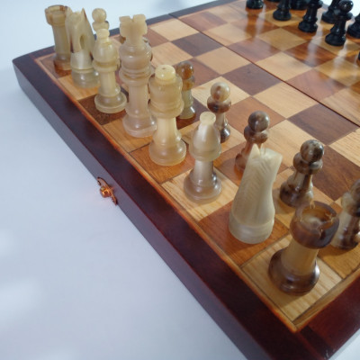 Bộ bàn cờ vua gỗ hương ,và quân sừng trắng ,sừng đen cao cấp tuyệt đẹp 