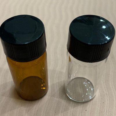 Chai thủy tinh 5ml + Nắp vặn nhựa kín đen 15-425, 100 cái hộp, Alain TQ.