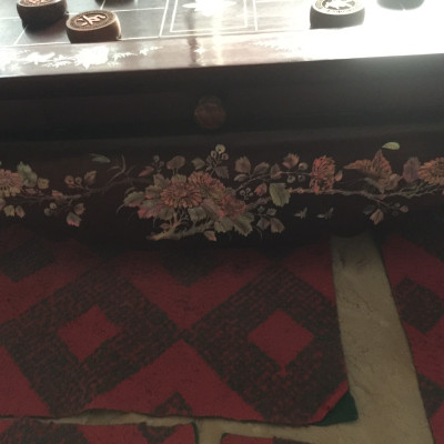 Combo Bàn cờ tướng gỗ gõ khảm ốc kết hợp vỏ bào ngư xanh đỏ +quân cờ gỗ trắc kt 4.5×1.5cm đẹp long lanh 