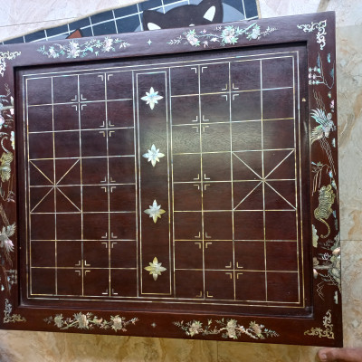 BÀN CỜ TƯỚNG GỖ GÕ KHẢM ỐC KẾT HỢP VỎ BÀO NGƯ XANH ĐỎ  KT 60×70×20CM 