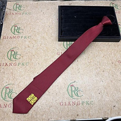 Cà vạt nam chú rể màu đỏ trầm song Hỷ vàng vuông mẫu 6cm dây kéo thắt sẵn màu đỏ trầm kẻ ánh